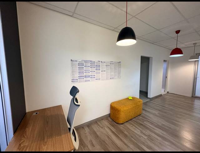 175M² OFFICE TO LET IN FOURWAYS